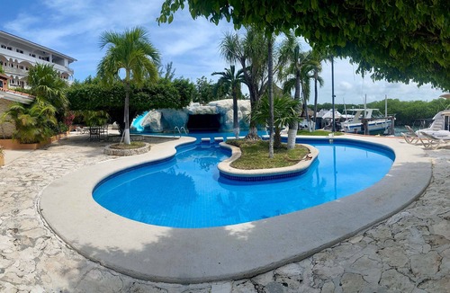 Zona Hotelera House | Yacht House in Hotel Zone Cancun, Mex