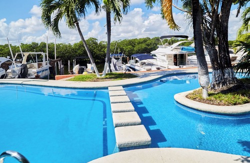 Zona Hotelera House | Yacht House in Hotel Zone Cancun, Mex