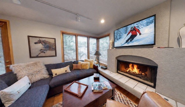 1382 Empire Mountain Escape Hot Tub and Ski Access in Park City