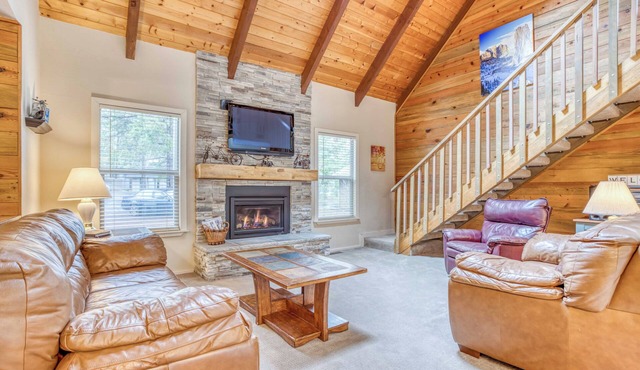 15 Lupine Lane Sleeps up to 12 and is between the SHARC and Fort Rock Park! in Bend