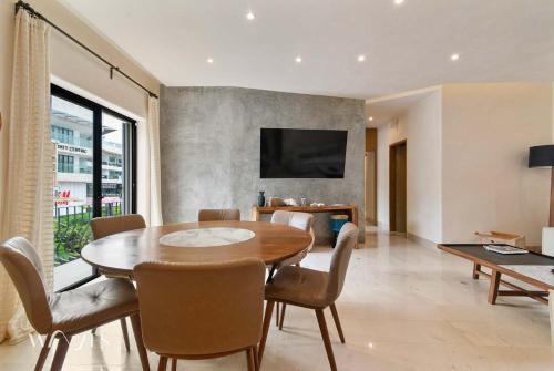 2-Bedroom Condo | Modern & Near Beach