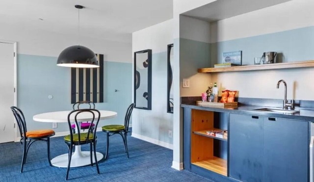 2 Bedroom Urban Retreat | Heart of Venice | Steps to Sand | Breakfast available in Los Angeles