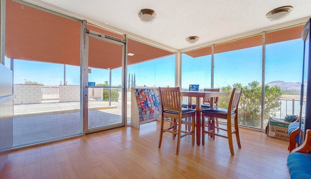 2 Full Beds|Non-Smoking in Mojave CA