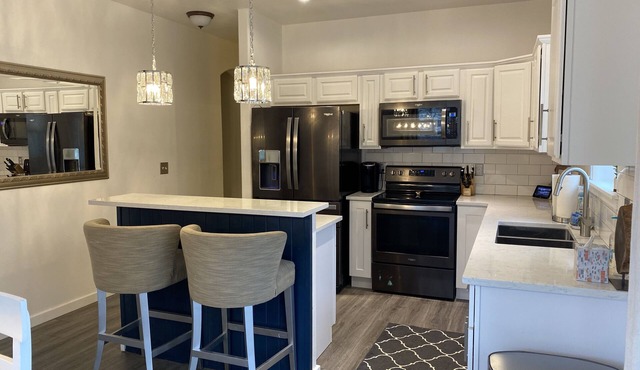2 min to Keystone - Stylish /Amazing Location - Hot Tub, Pool table, Ping Pong! in Dillon