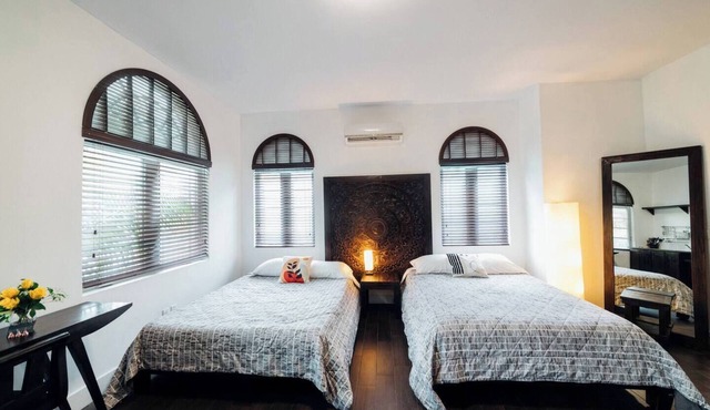 2 Queen Beds in Boutique Hotel free Street Parking in Miami