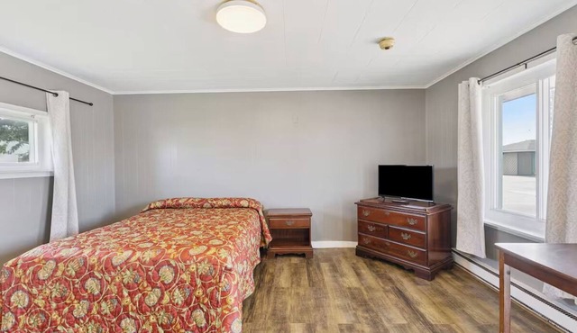 2 Value-Friendly Rooms w/Queen Beds Near Timbers Bar & Grill in Saginaw County