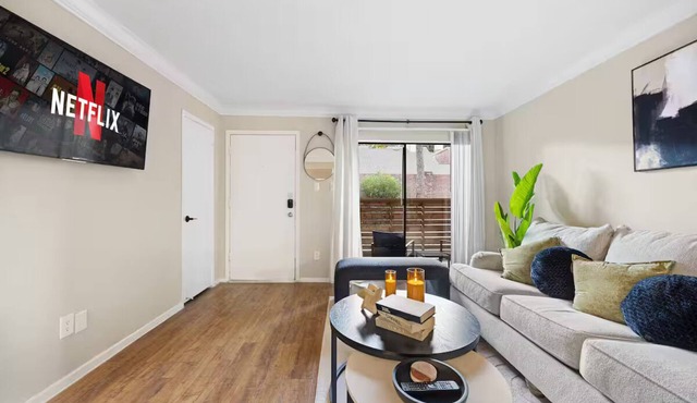 2BR 2BA Steps away from Med Center & NRG Pool &Parking in Houston
