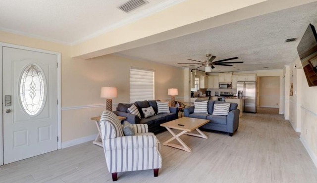 3 bedroom 2 bath home walking distance to beach in Ormond Beach