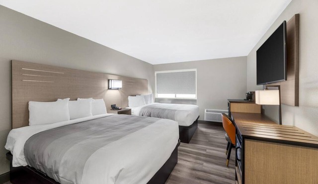 3 Bright, Modern Rooms | Breakfast & Outdoor Seasonal Pool | City Market -5.4 mi in Kansas City
