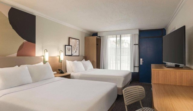 3 Comfortable Rooms Perfect for Beach Getaways – Free Shuttle & Breakfast in Sarasota