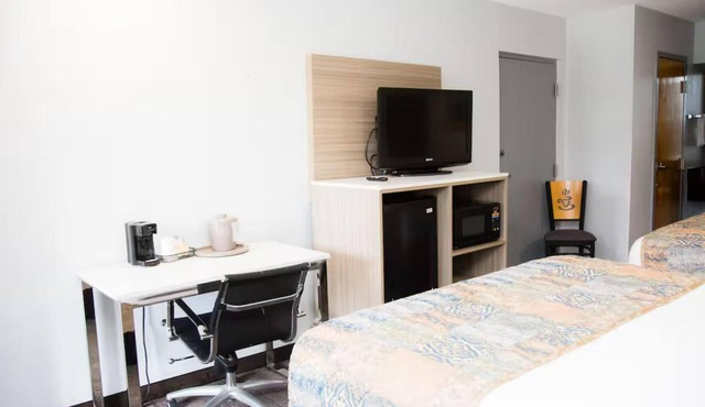 3 Family-Friendly Rooms near Air Force Armament Museum | Free On-Site Parking! in Mary Esther