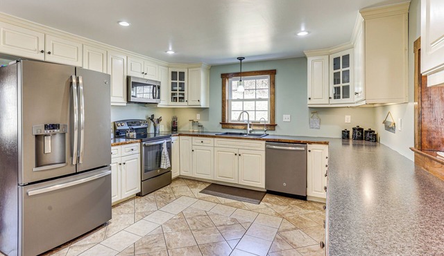 3 Mi to Blue Marsh Lake: Spacious Home w/Deck in Bernville