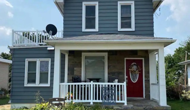 3bed 2bath nestled in cozy Grandview neighborhood (pet friendly!) in Dubuque