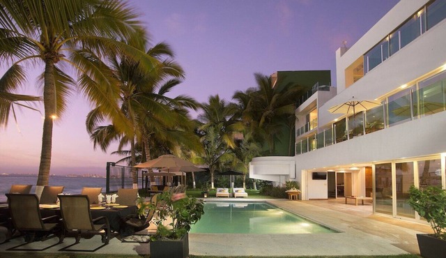 4 Bedroom Luxury Beach House Fully Staffed w/Pool & Jacuzzi walk to Boardwalk in Puerto Vallarta