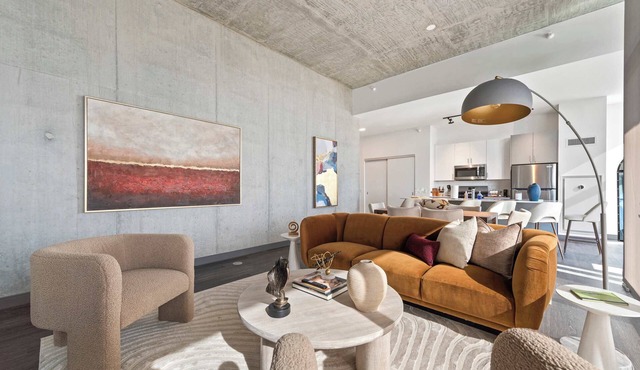 4BR Apt Same Floor Combo Group Stays Top Amenities in Chicago