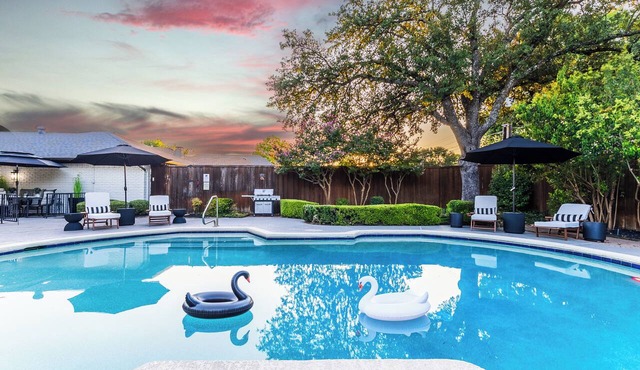 ★4BR Dallas Family Estate | Heated Pool + Hot Tub | Sleeps 16 | Lake Highlands★ in Dallas