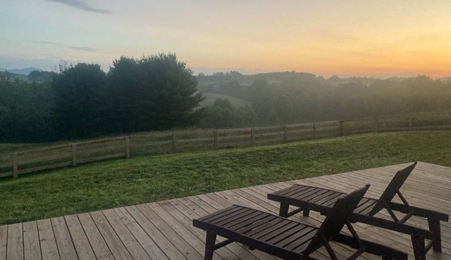 6-Person House with private hot tub and screen porch in Castleton