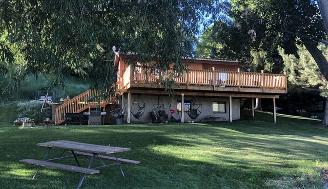 A wonderful, secluded 2 story cabin, deck, fire pit, stocked pond for fishing. in Paradise