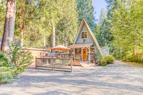 Adorable A-frame cabin withnearby river access game room wood stove firepit in Sandy