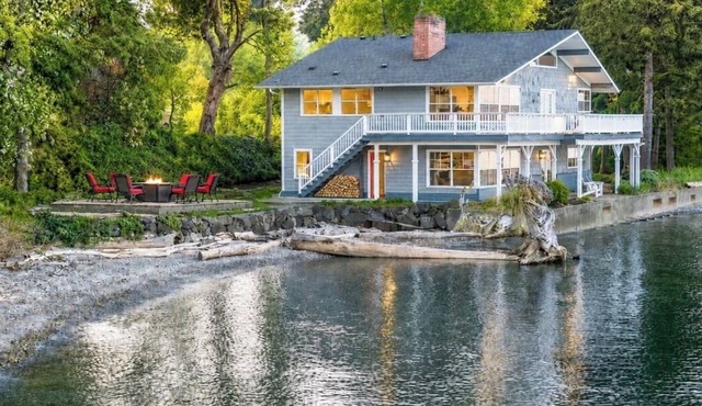 Amazing Seattle view beachfront 4 bedroom/3 bath in Bainbridge Island
