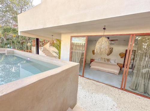 amazing suite looking at the pool with jacuzzi excellent location