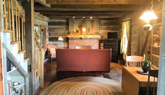 Audrey's Abode - Restored log cabin, country setting, minutes from Jacksonville in Jacksonville