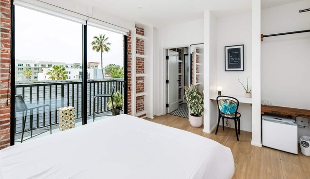 Balcony Room 304 | The Brick Boutique Hotel in Oceanside