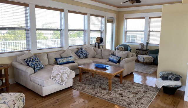 Bay-front! Gorgeous! Spacious! 5/3 Sleeps 14+. Boater's Dream! Close to FSU! in Panacea