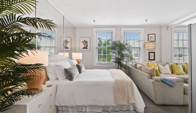 Beach 2 Queen bed Studio Suite CoNdo in Palm Beach
