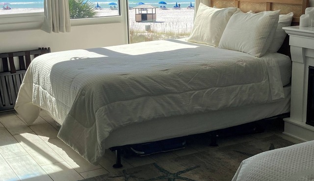 Beachfront, clean, quiet, luxury condo on 3 rd fl amazing view! Walk to Tootsies in Panama City Beach