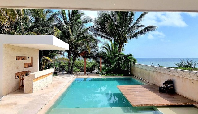 Beachfront House: Pool, kayaks, and a large terrace. Perfect for families. Pet-Friendly.