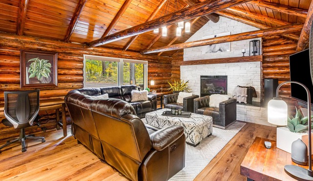 Beautifully updated cabin in forest with fireplace - snowmobile from your door in Ronald