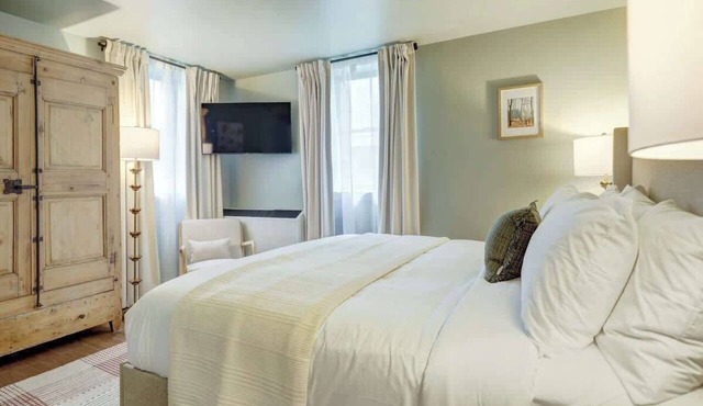 Boutique Hotel with Pool and King Bed in Charlottesville