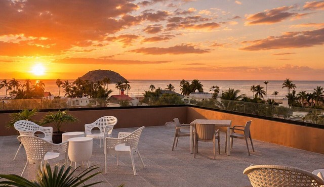 Boutique apartment with ocean view, pool, 2 blocks from the beach! in Rincón de Guayabitos