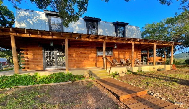 Breathtaking Utopian Hill Top Views 5/2 Log Home w/Hot tub in Utopia