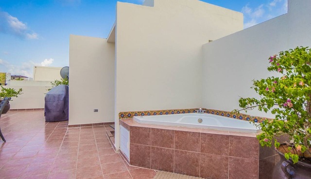 Budget Penthouse. Walking Distance to Beach and Stores by BRIC Vacation Rentals
