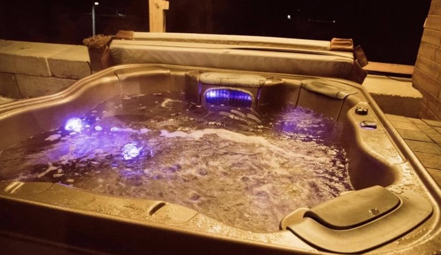 Cabin on the Bluff with Hottub in Elkader