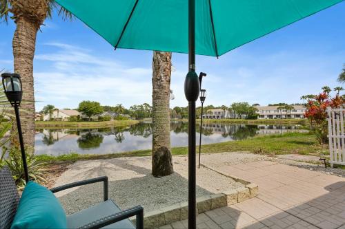 Cappy Hour! Lakefront townhome with backyard paradise and amazing community amenities! in Bradenton