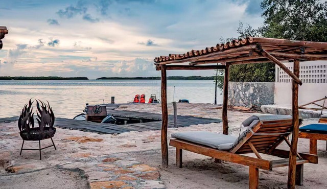 Charming 1-Bedroom Apartment in Río Lagartos. AC, Rooftop Deck & Private Pier -L