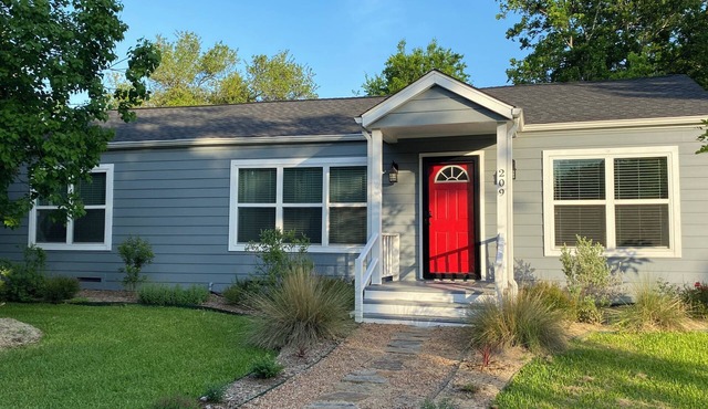 Charming 2-bedroom house with fenced backyard in Bryan in Bryan