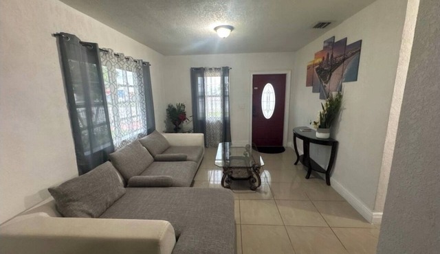 Charming 2-bedroom house in Hialeah with WiFi and AC in Hialeah