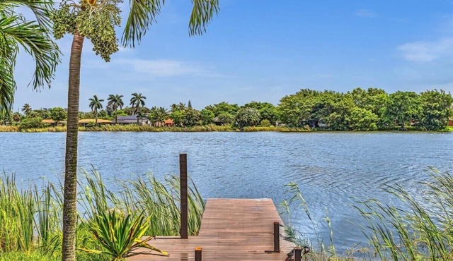 Charming 2BR Lakefront Cottage in Davie near Beach in Davie