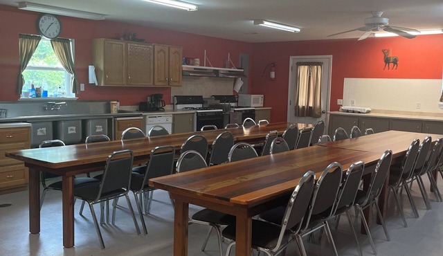 Charming 8-bedroom lodge with WiFi, AC in lovely Batchtown in Batchtown