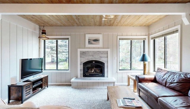 Charming condo with WiFi, deck, fireplace, shared pool, hot-tub, and sauna in Sun Valley
