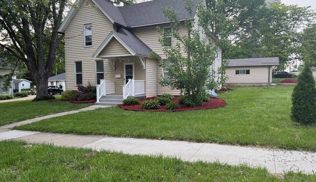Charming Historic Home with 2 Queen Beds & Backyard in Fulton, IL in Fulton