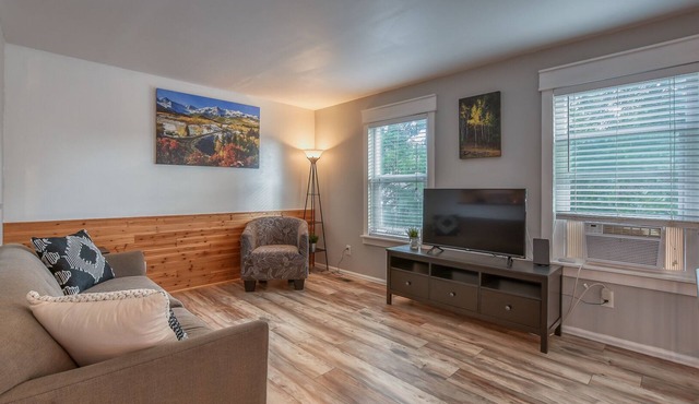 Charming House in Colorado Springs w/Private yard in Colorado Springs