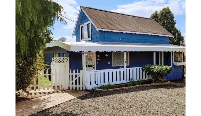 Charming main street Kingston cottage - walk to ferry and waterfront! in Kingston