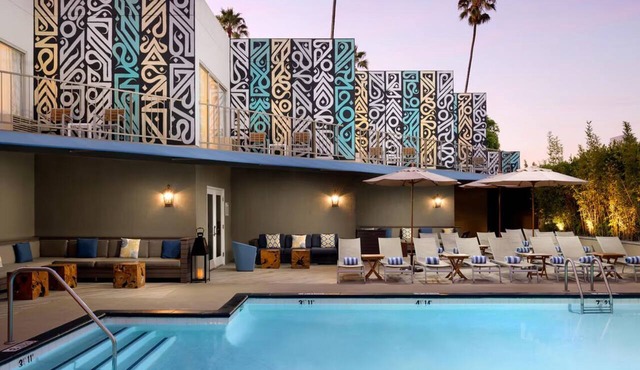 Chic Santa Monica Retreat Perfect for Beach Getaways - Poolside Fun! in Santa Monica