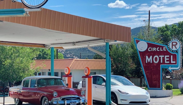 Clean, central, Retro Inspired Salida Motel 6 in Salida