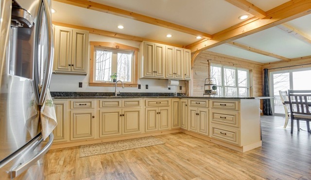Cliffside Cabin | Hot Tub, Pickleball, Fire Pit + More! in West Decatur